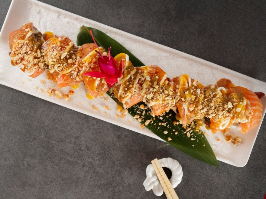 Фьюжн ролл Salmon Roll в сырно-трюфельносом соусе