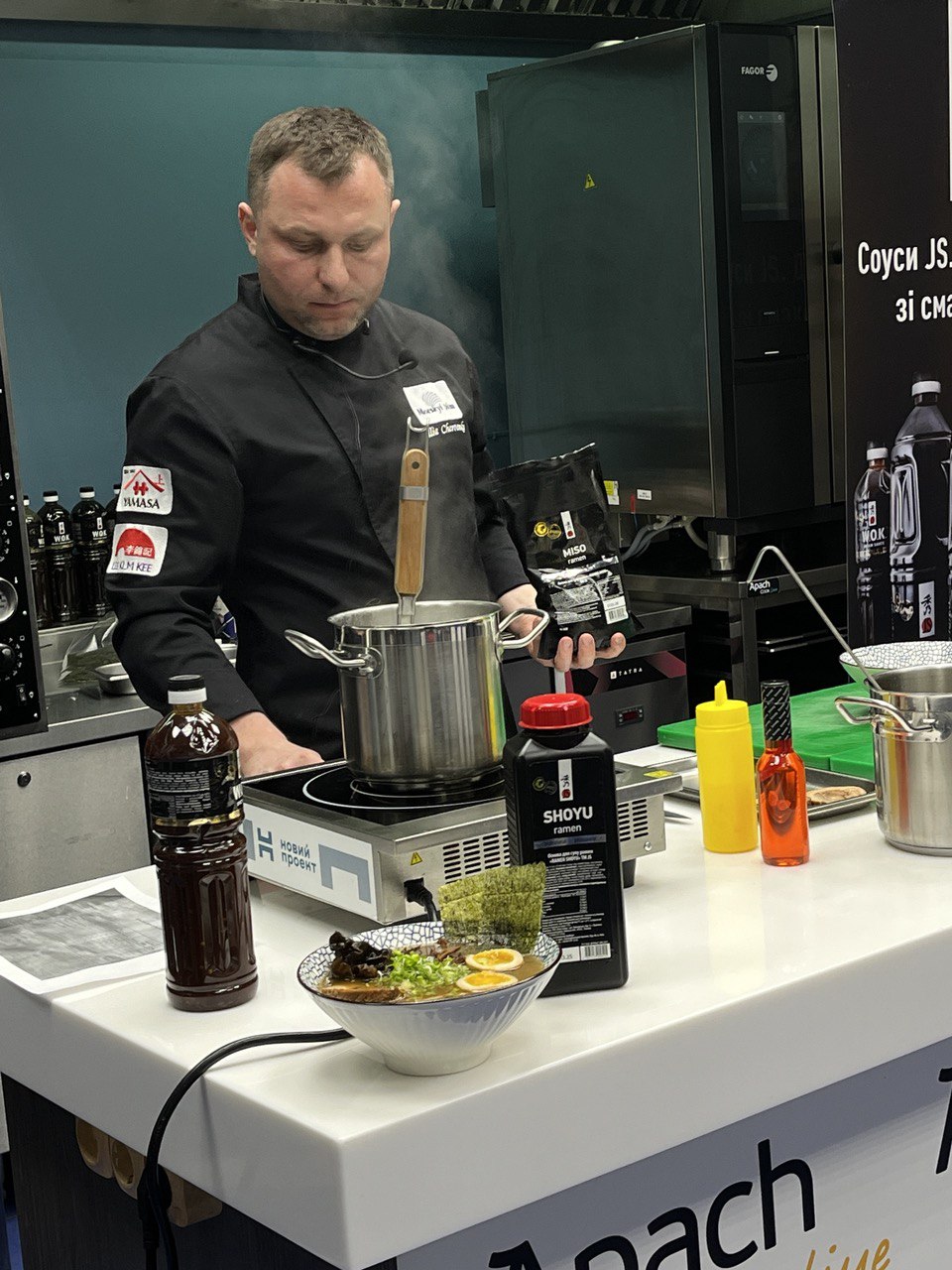 Илья Червенко готовит рамен